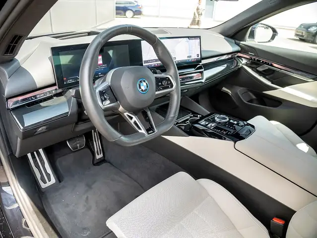 BMW 5 Series view 4