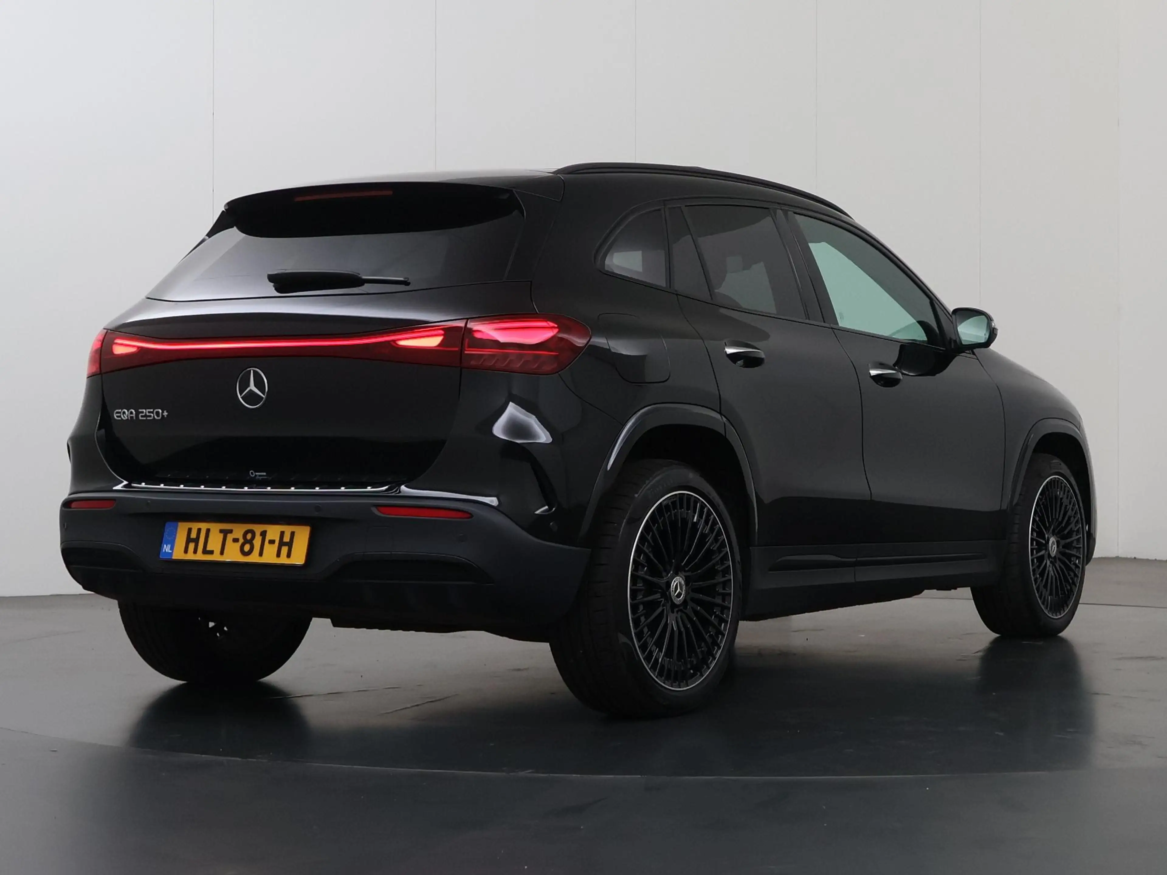 Mercedes-Benz EQA 250 250+ Business Solution AMG 71 kWh | Night | 20" M — photo 2