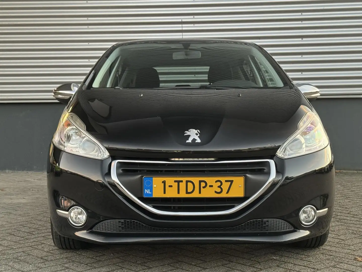 Peugeot 208 Oxygo 1.2 82pk | 1e EIGENAAR! | AIRCO | PARKEERHUL Zwart - 2