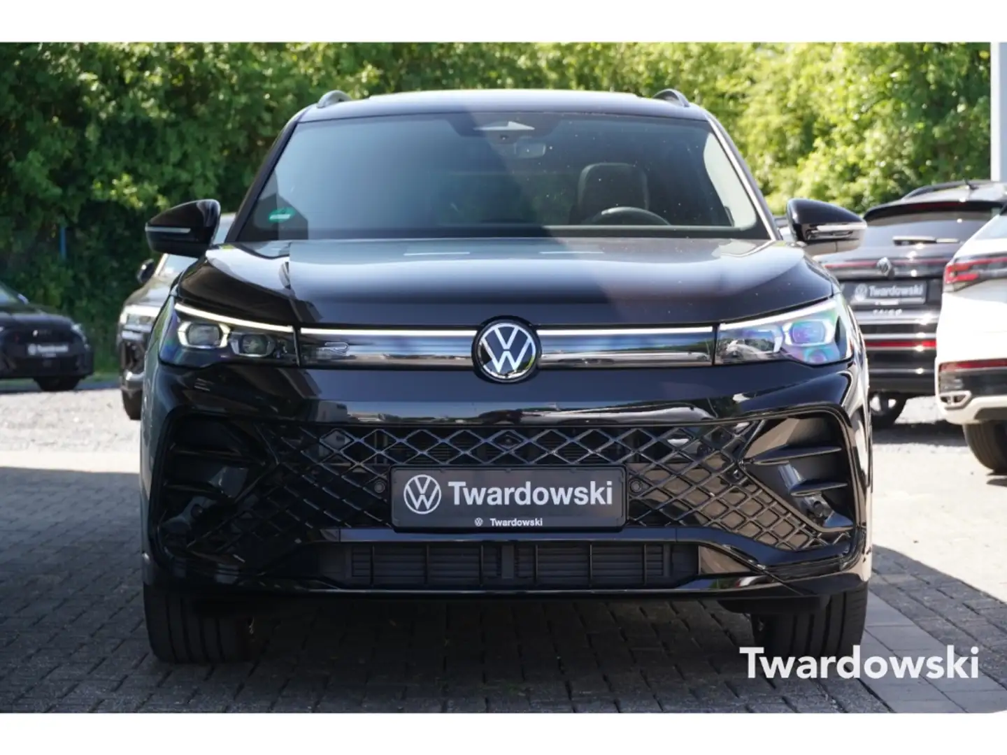 Volkswagen Tiguan 1.5 eTSI R-Line PANO AHK HUD MEMO Massag Zwart - 2