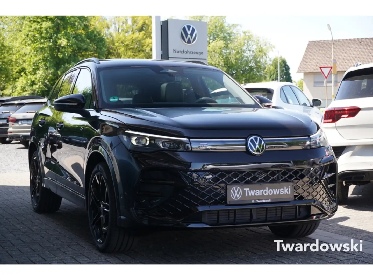 Volkswagen Tiguan 1.5 eTSI R-Line PANO AHK HUD MEMO Massag Zwart - 1