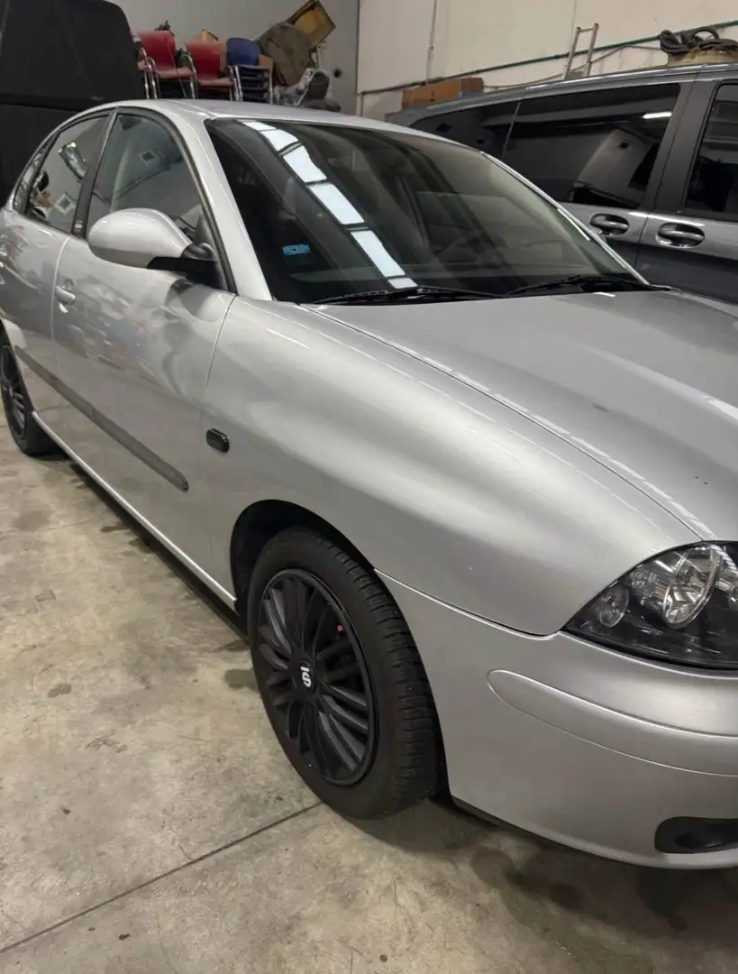 SEAT Ibiza Ibiza III 2002 5p 1.4 tdi Xplod Grau - 2