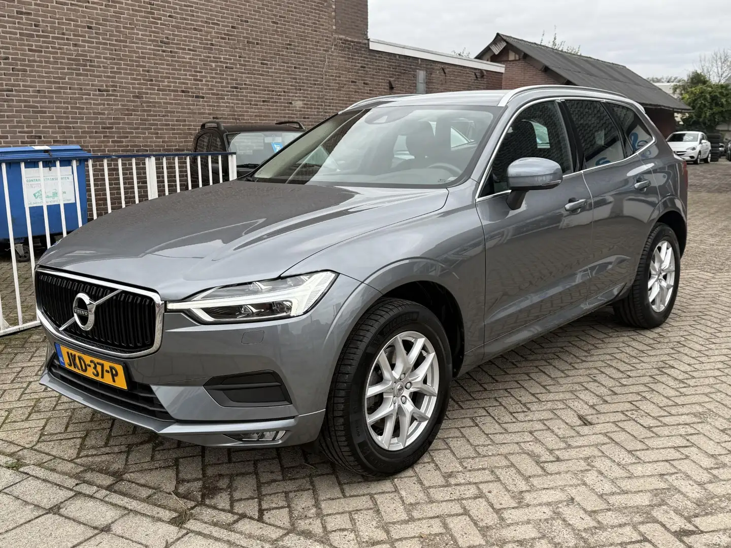 Volvo XC60 2.0 T4 190 pk Momentum Pro Intellisafe Pro Grijs - 2