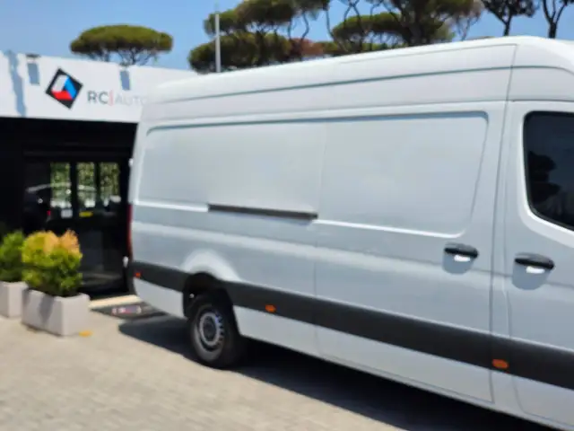 Mercedes-Benz Sprinter view 4