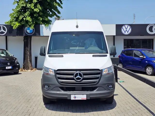 Mercedes-Benz Sprinter view 3