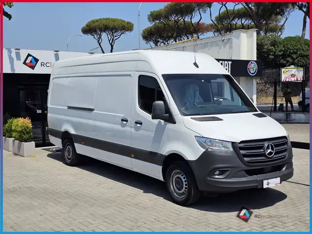 Mercedes-Benz Sprinter main image