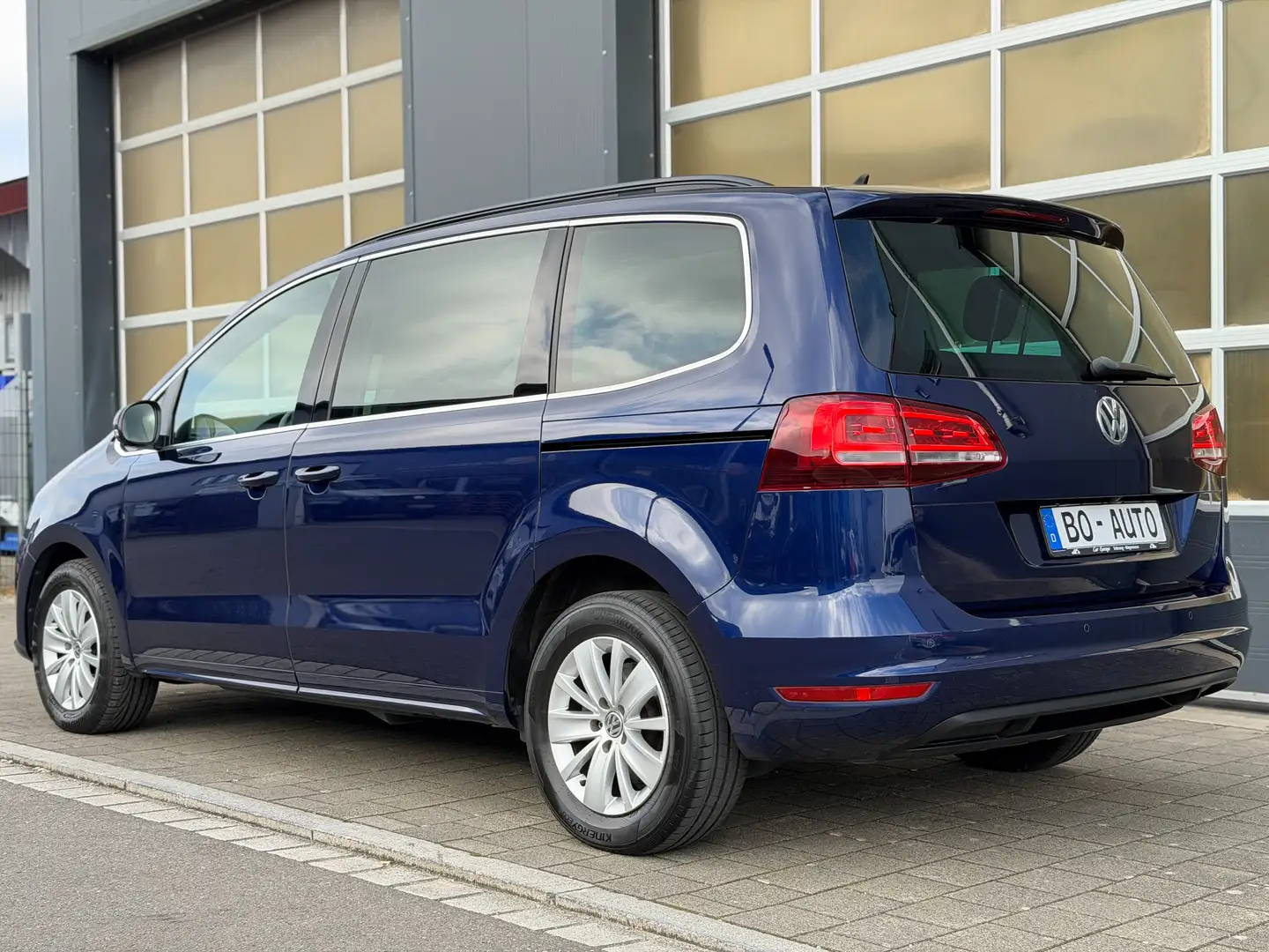 Volkswagen Sharan 2,0 TDI DSG 7-Sitzer PANO StandHzg. ACC Key 8-fach Blau - 2