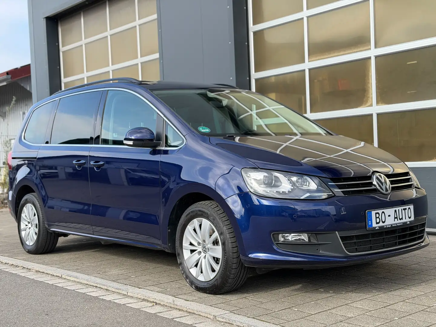 Volkswagen Sharan 2,0 TDI DSG 7-Sitzer PANO StandHzg. ACC Key 8-fach Blau - 1