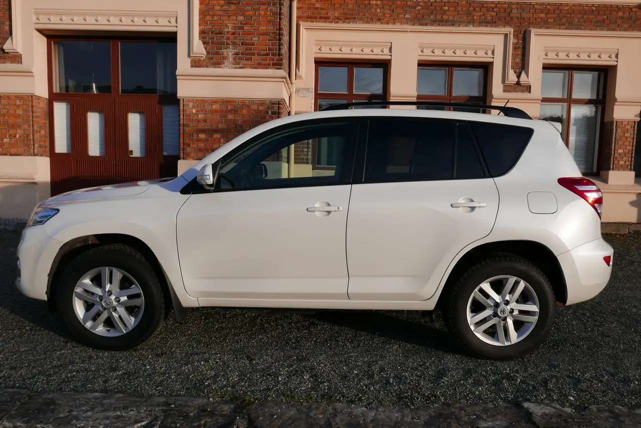 Toyota RAV 4 2.2 D-4D 4x4 LX DPF. AnnÃ©e : 2011,