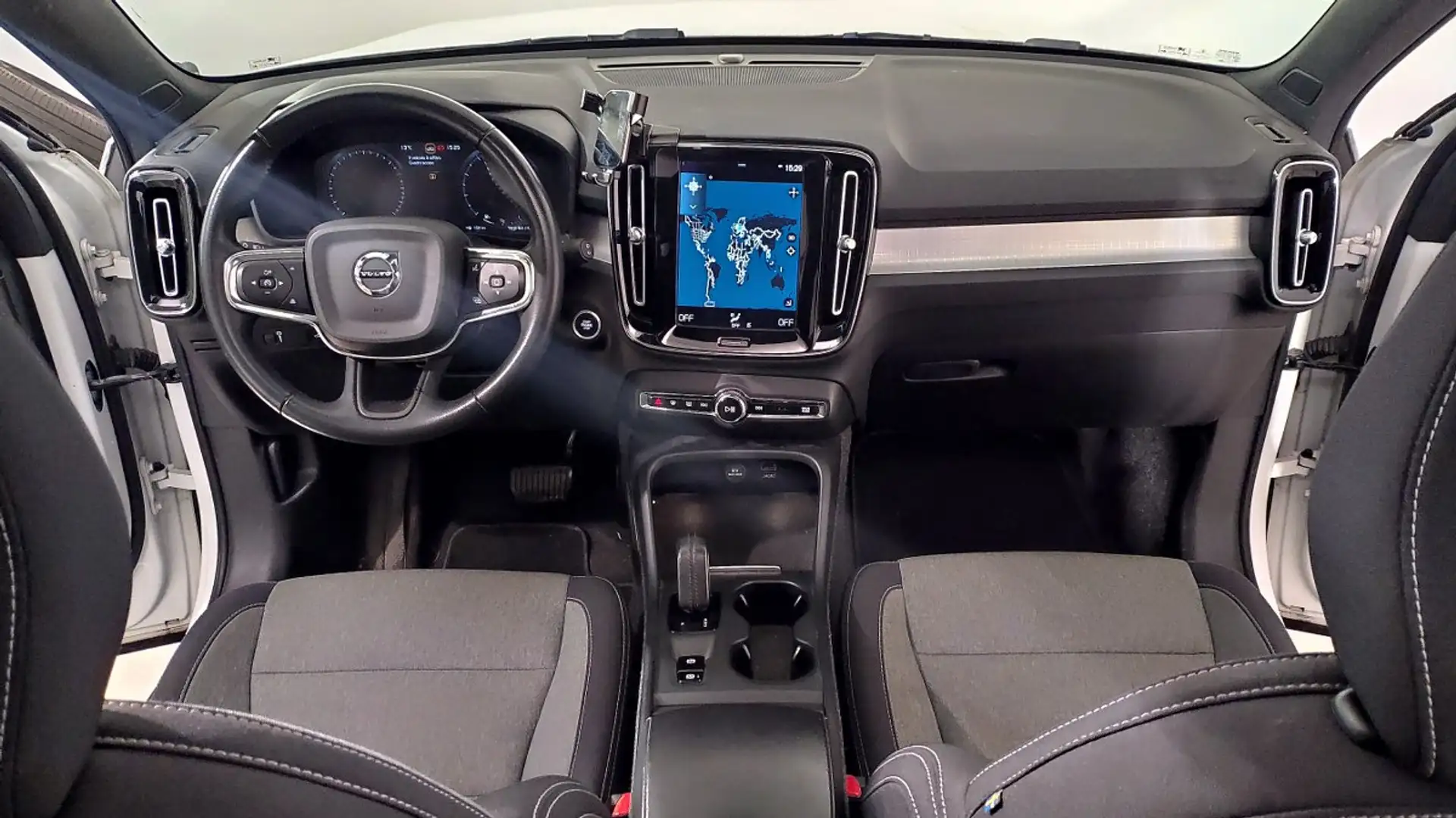 Volvo XC40 T2 Geartronic Momentum Pro Weiß - 2