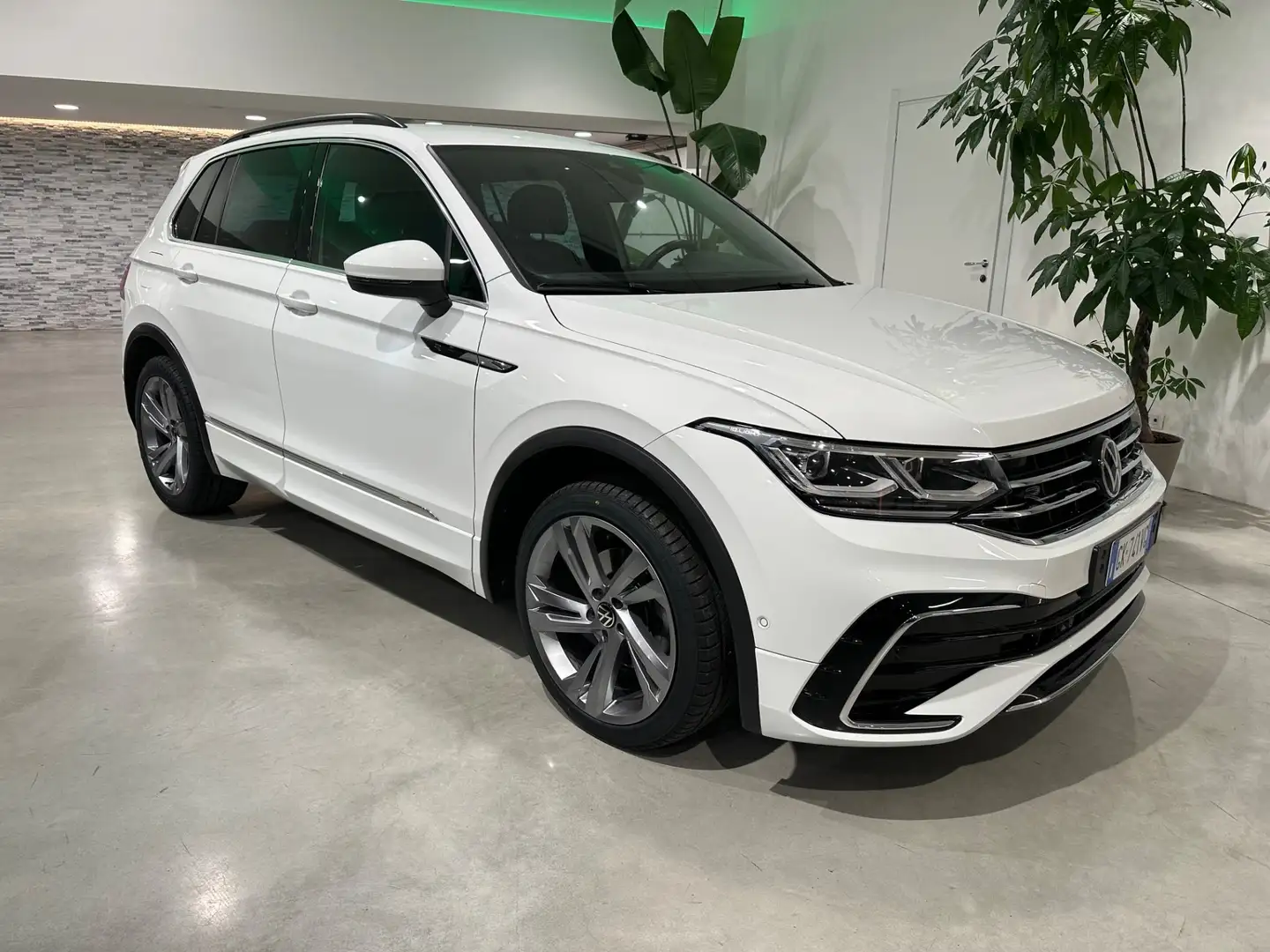 Volkswagen Tiguan 2.0 TDI 150 CV SCR DSG R-Line Bianco - 2