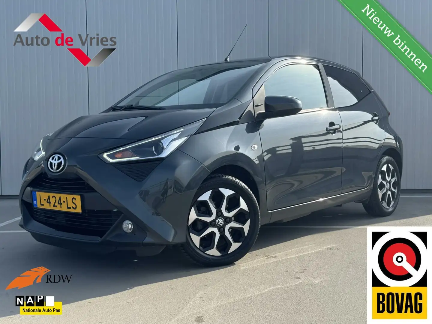 Toyota Aygo 1.0 VVT-i x-joy|NL-Auto|Apple CarPlay/Android Grijs - 1