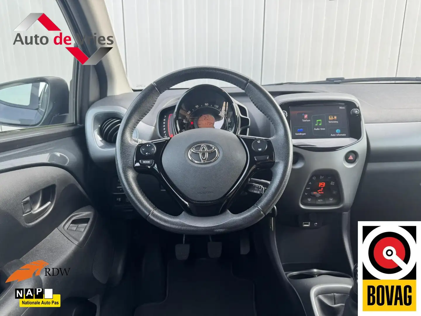 Toyota Aygo 1.0 VVT-i x-joy|NL-Auto|Apple CarPlay/Android Grijs - 2