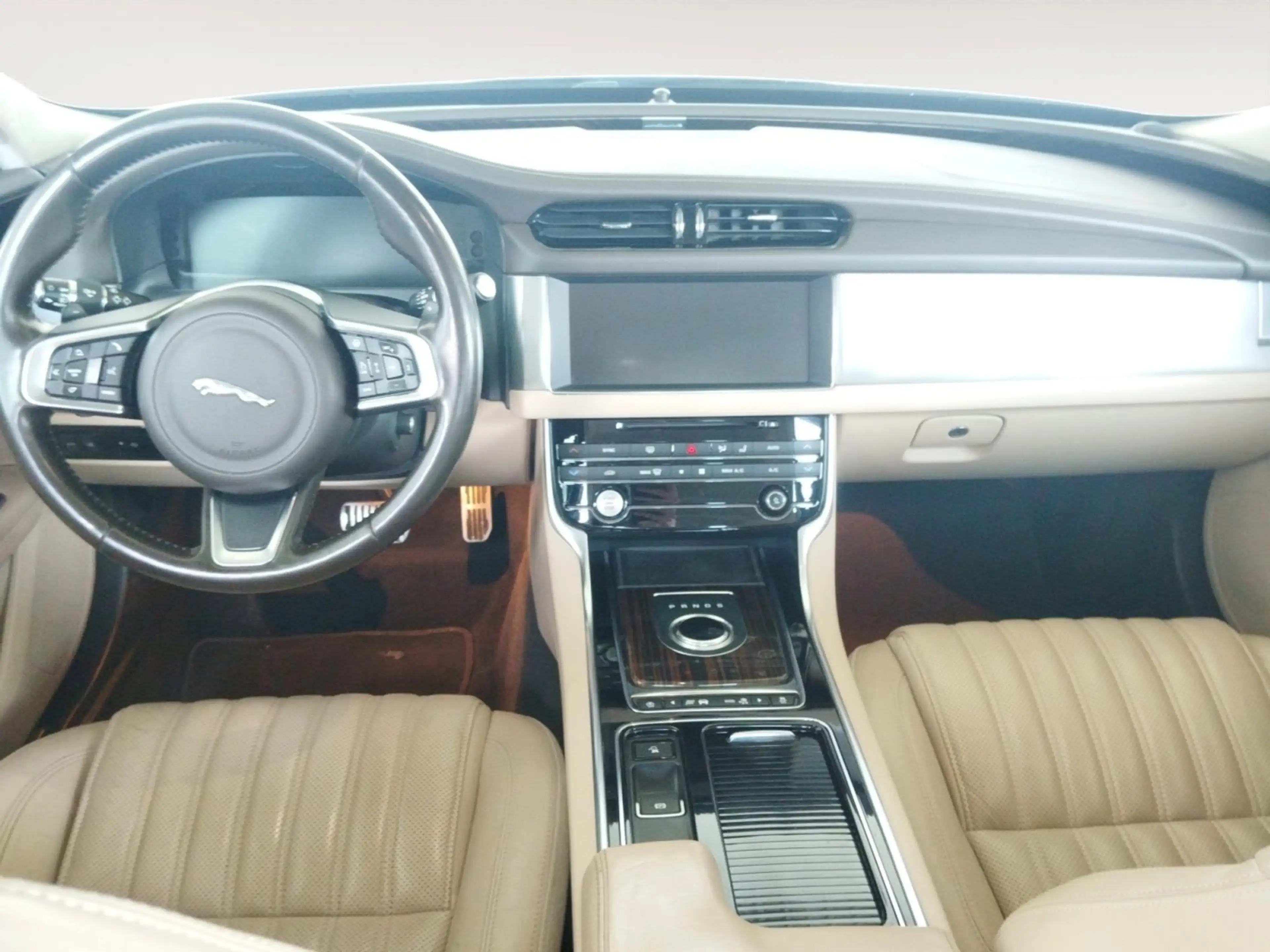 Jaguar XF 20d Portfolio Aut. — photo 11