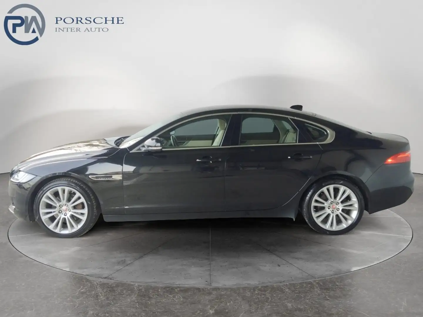 Jaguar XF 20d Portfolio Aut. Schwarz - 2