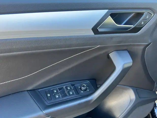 Volkswagen T-Roc view 4