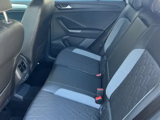 Volkswagen T-Roc view 14
