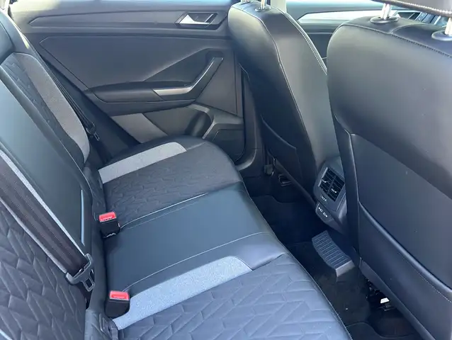 Volkswagen T-Roc view 18