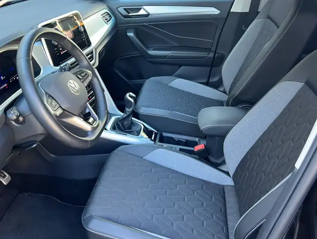 Volkswagen T-Roc view 3