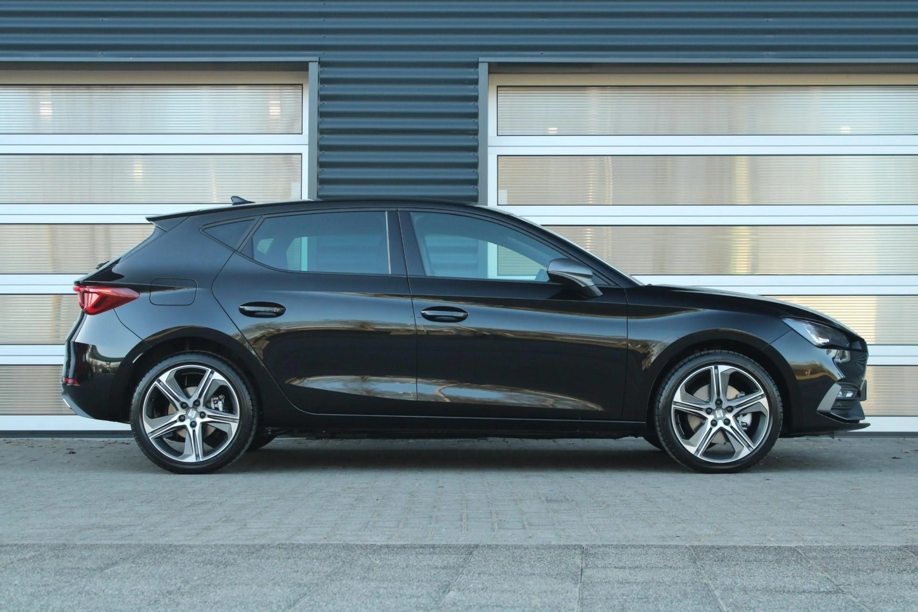 SEAT Leon e-Hybrid 1.5 TSI 204pk FR PHEV First Edition | 18" Velgen — photo 3