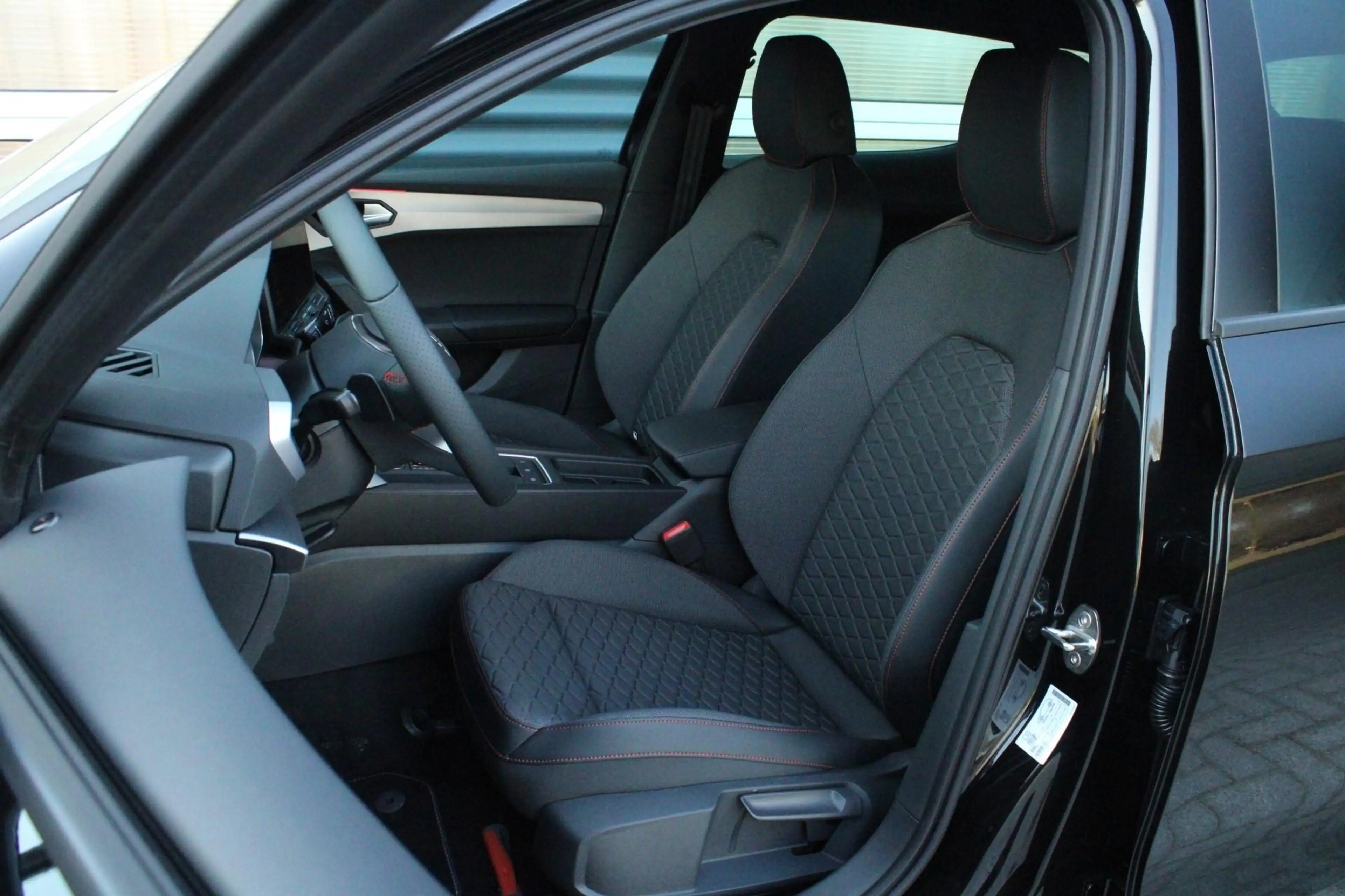 SEAT Leon e-Hybrid 1.5 TSI 204pk FR PHEV First Edition | 18" Velgen — photo 4