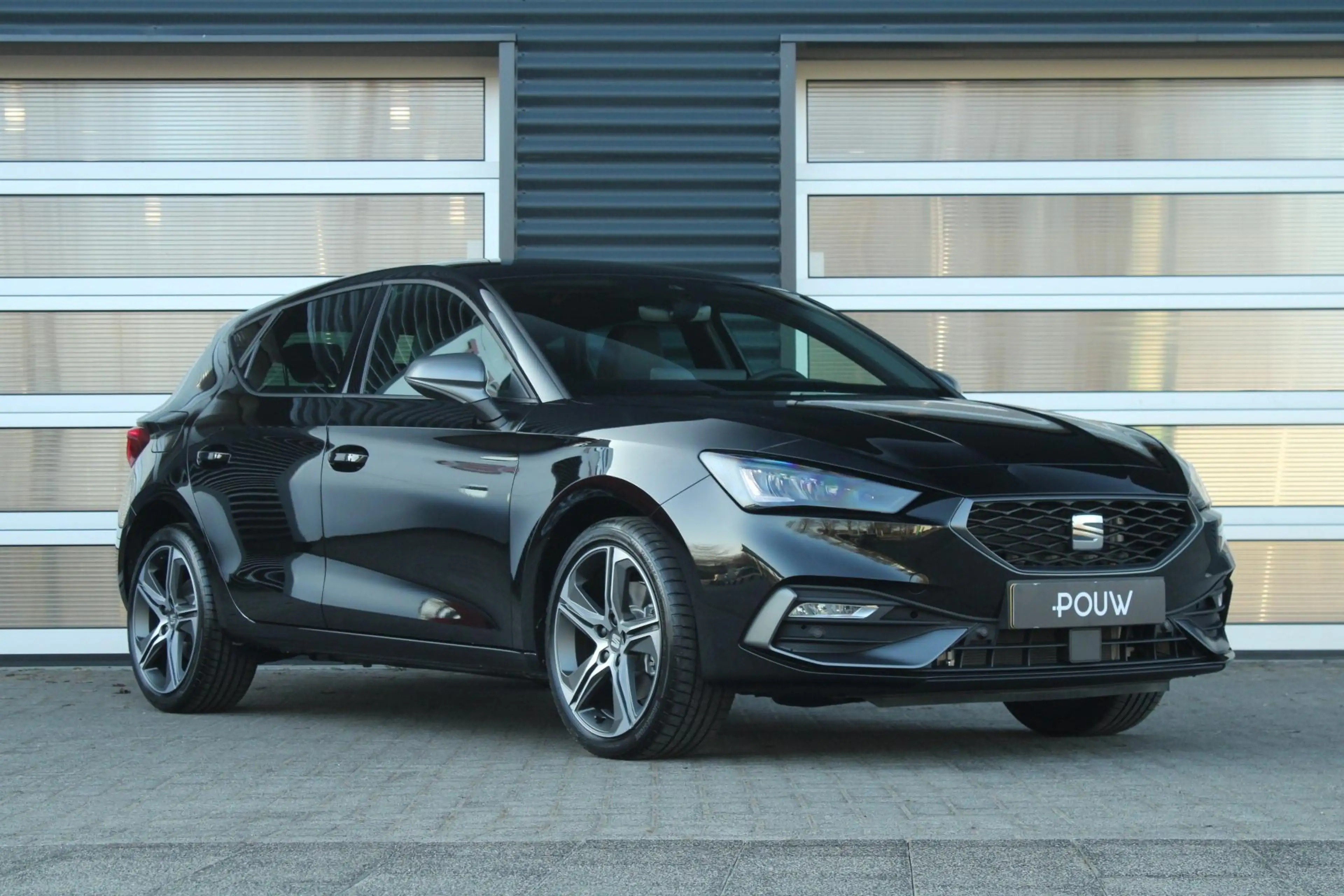 SEAT Leon e-Hybrid 1.5 TSI 204pk FR PHEV First Edition | 18" Velgen — photo 8
