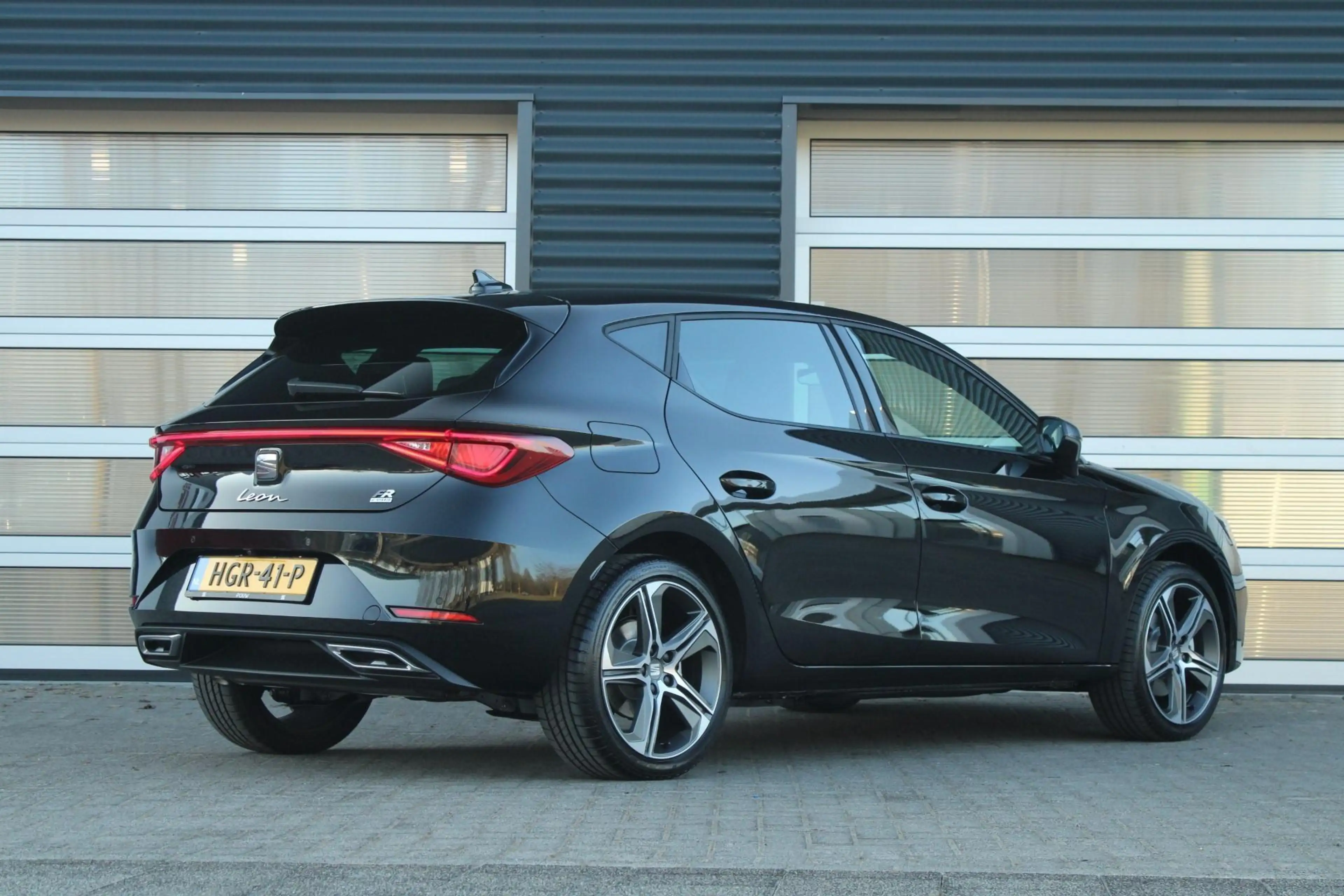 SEAT Leon e-Hybrid 1.5 TSI 204pk FR PHEV First Edition | 18" Velgen — photo 2