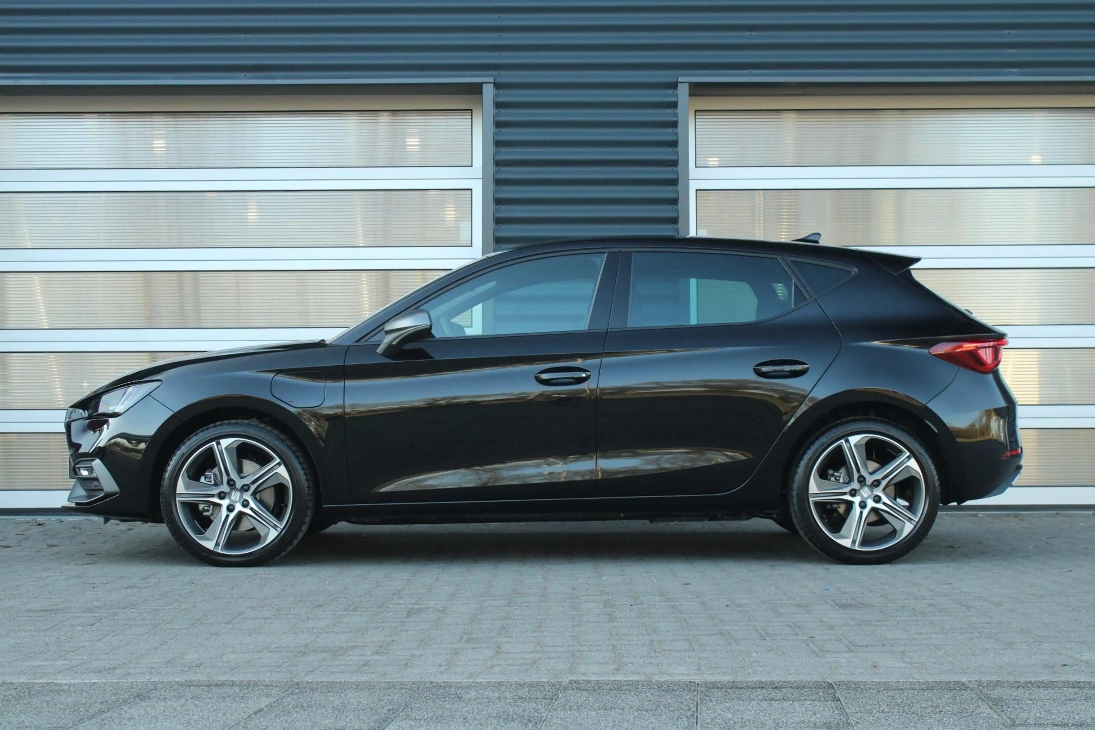 SEAT Leon e-Hybrid 1.5 TSI 204pk FR PHEV First Edition | 18" Velgen — photo 12