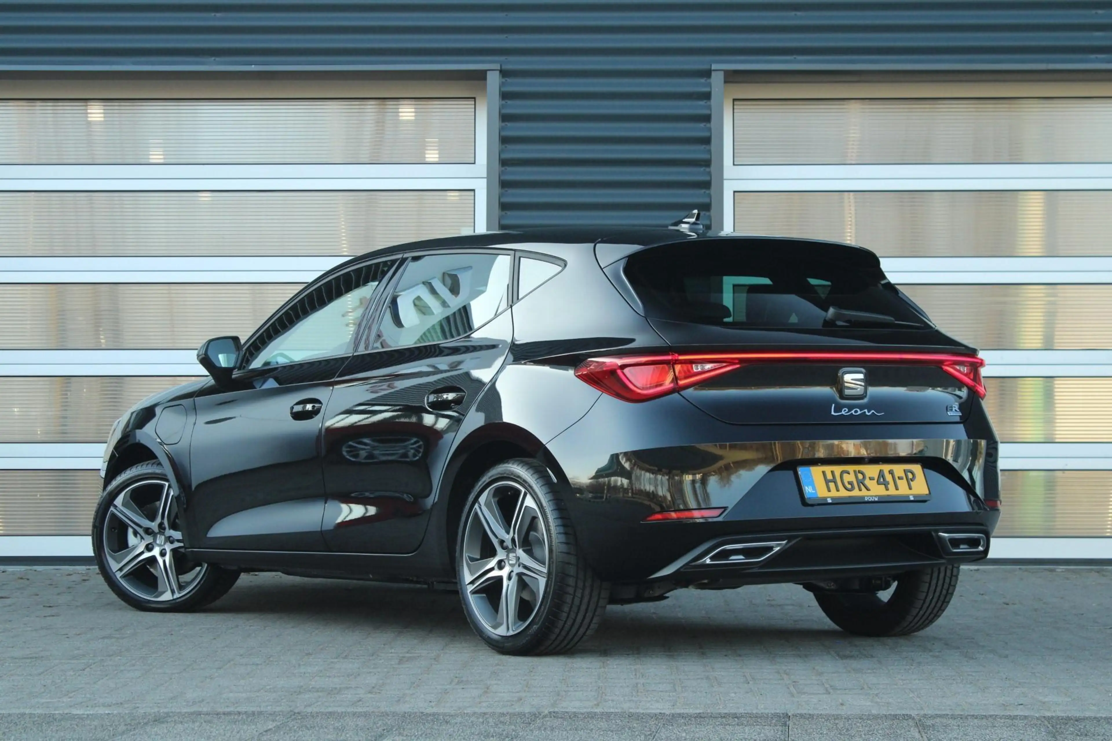 SEAT Leon e-Hybrid 1.5 TSI 204pk FR PHEV First Edition | 18" Velgen — photo 11