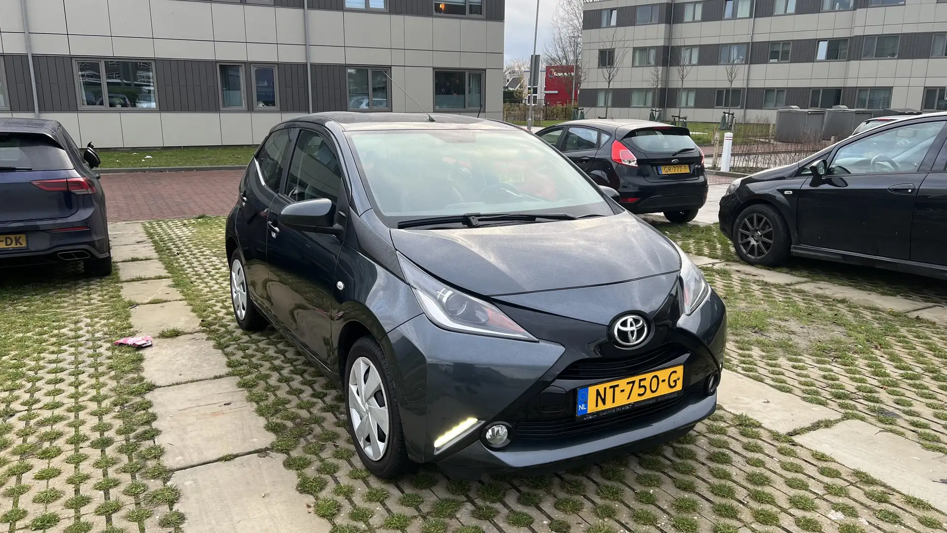 Toyota Aygo 1.0 VVT-i x-play Grijs - 1