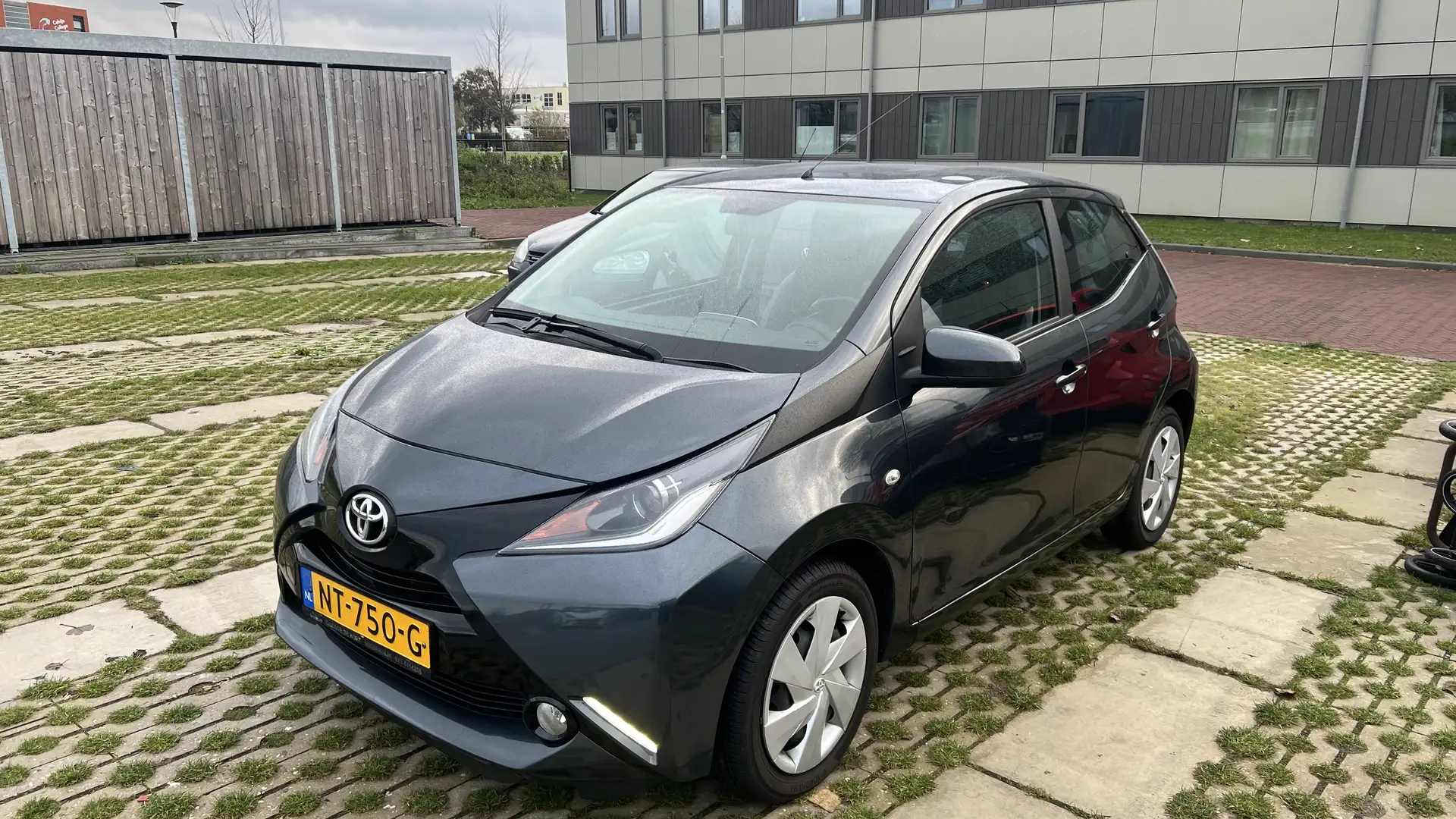 Toyota Aygo 1.0 VVT-i x-play Grijs - 2