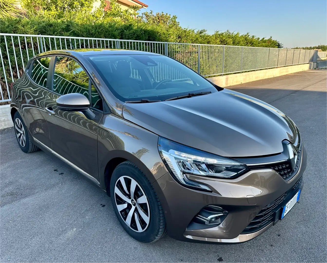 Renault Clio 1.6 E-Tech hybrid Intens 140cv auto smeđa - 2