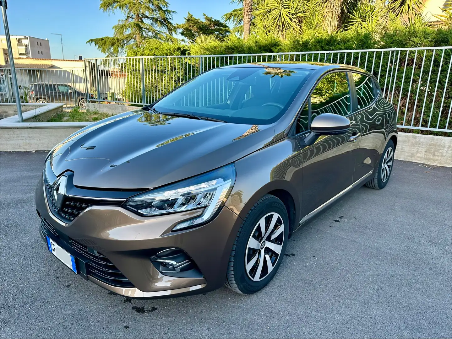 Renault Clio 1.6 E-Tech hybrid Intens 140cv auto smeđa - 1