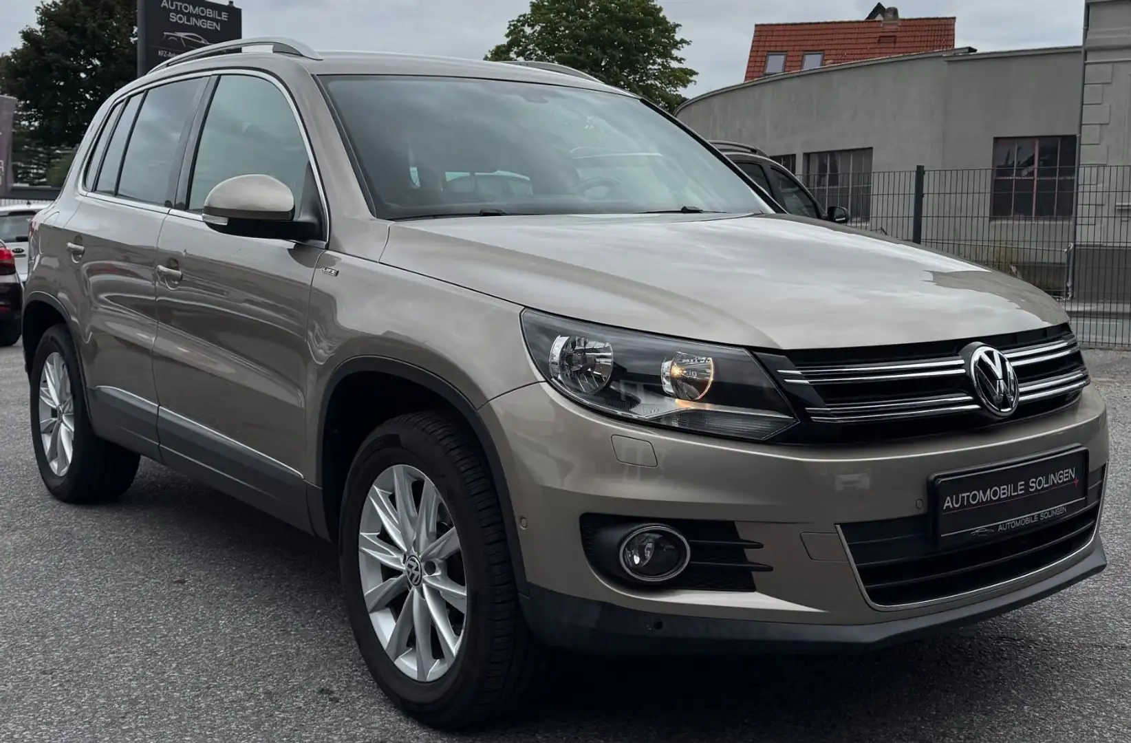 Volkswagen Tiguan Life BMT NAV+AHK+SHZ+WKR+PDC+ALU+KLIMAAUT Beige - 2
