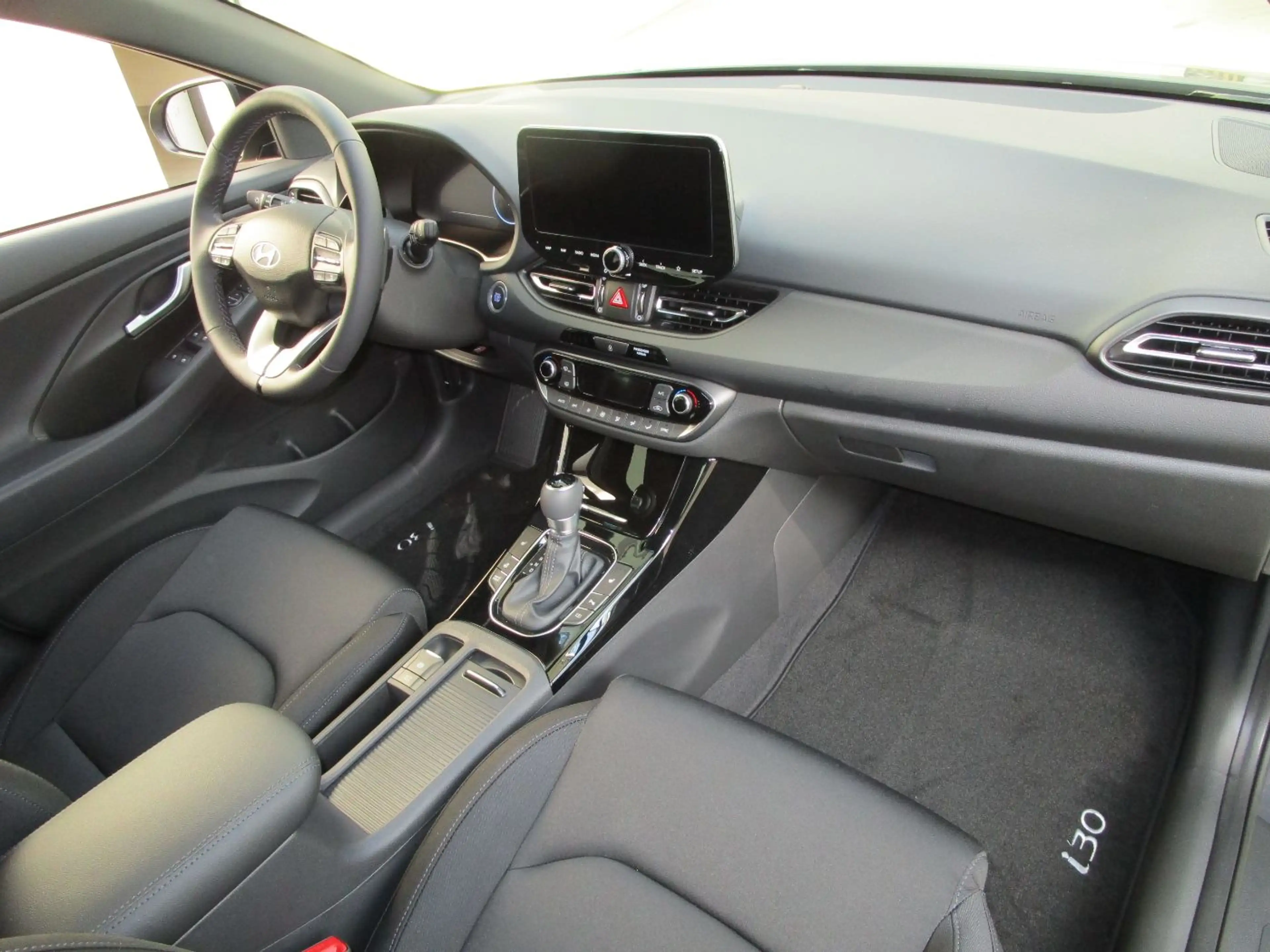 Hyundai i30 Kom 1.6 T-GDI Trend SHZ+2xKlima+Fernlichtass. — photo 9