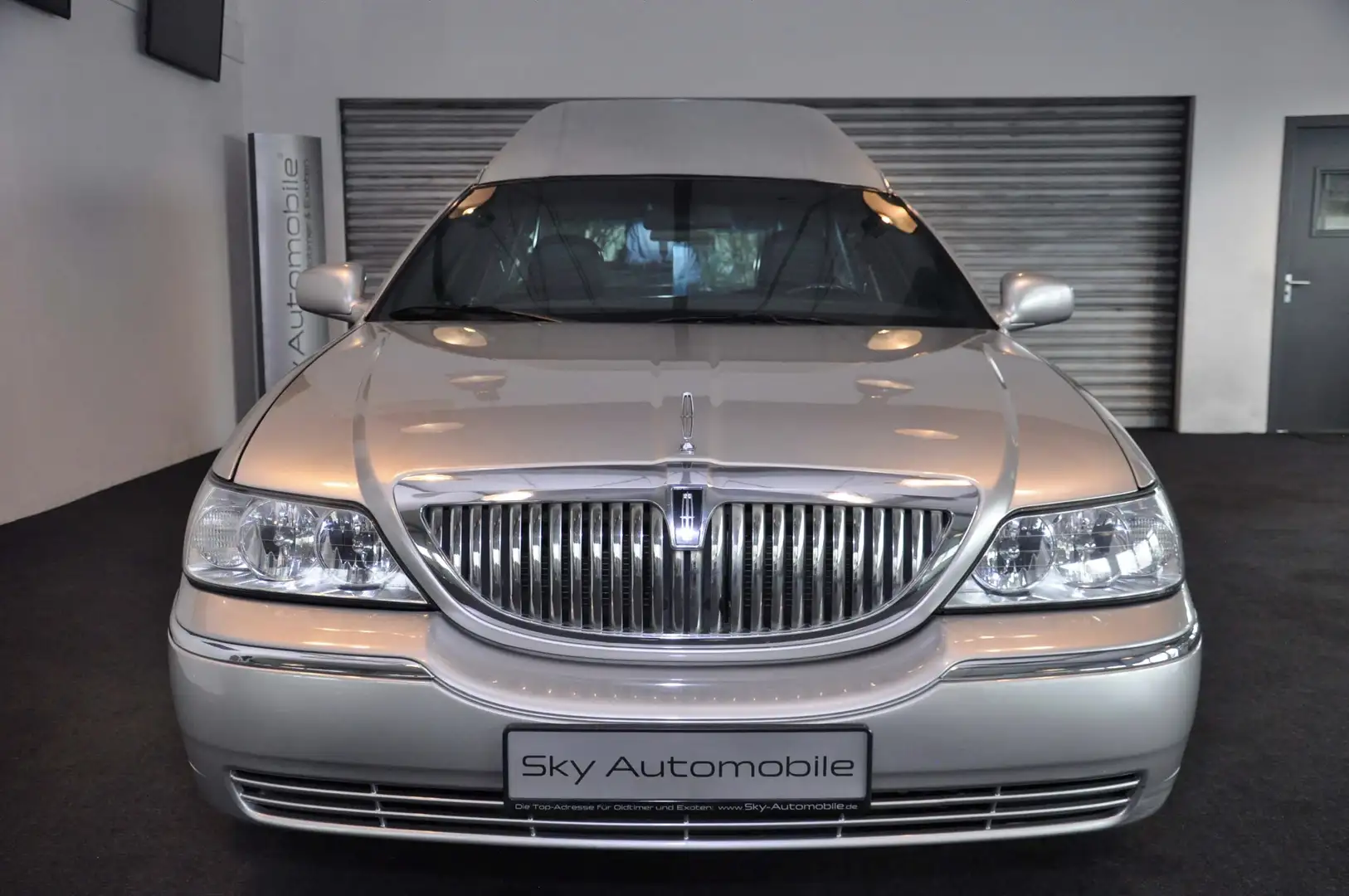 Lincoln Town Car V8(Facelift) ! Stretch-Leichenwagen ! TÜV ! Silber - 2