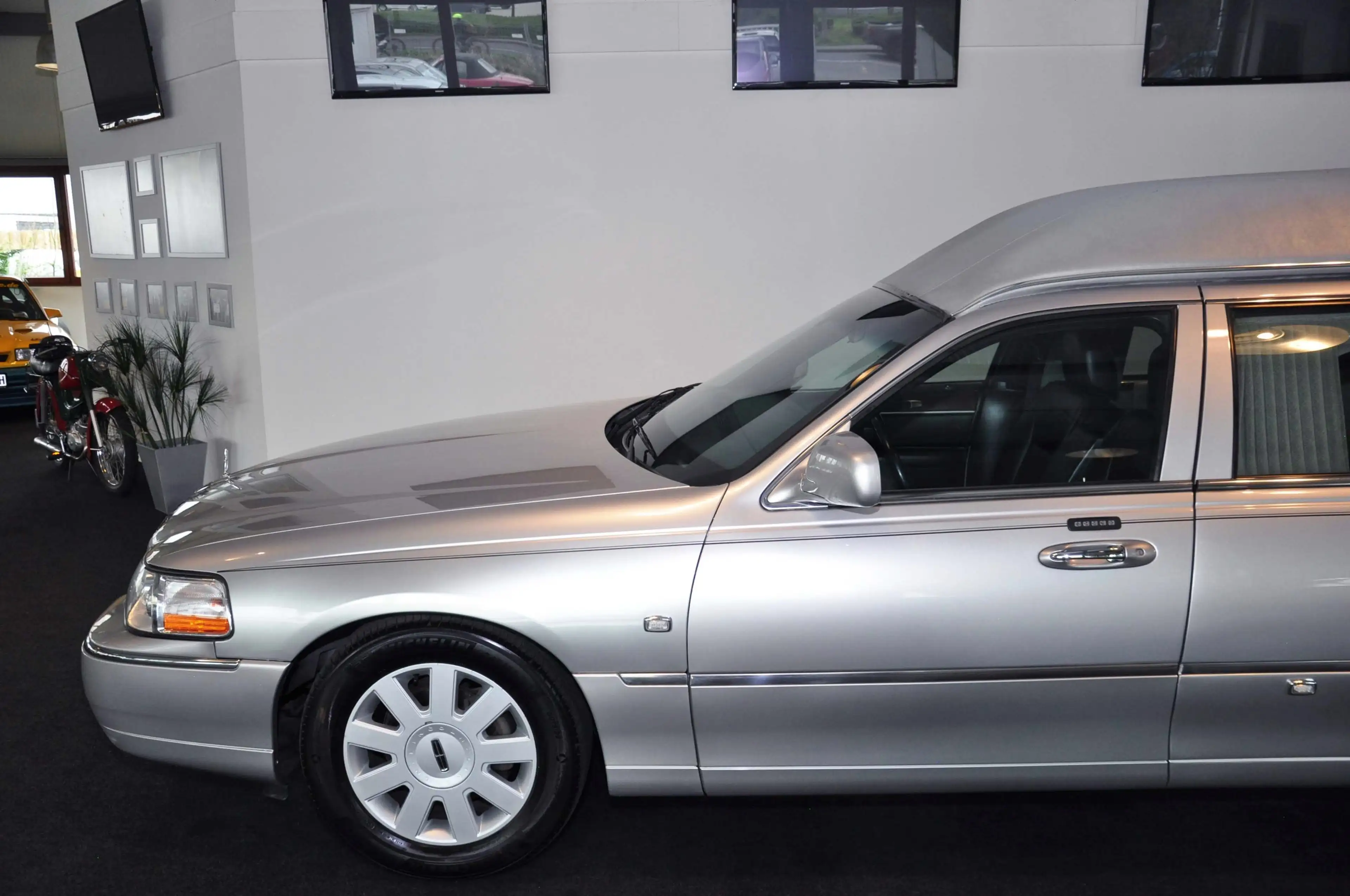 Lincoln Town Car V8(Facelift) ! Stretch-Leichenwagen ! TÜV ! — photo 3