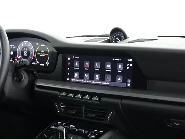 Porsche 911 view 8