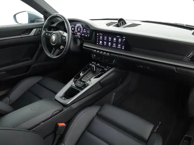Porsche 911 view 7