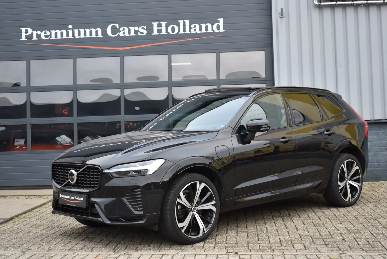 Volvo XC60 2.0 T6 Plug-in hybrid AWD R-Design 350 Pk Pano Led Zwart - 2