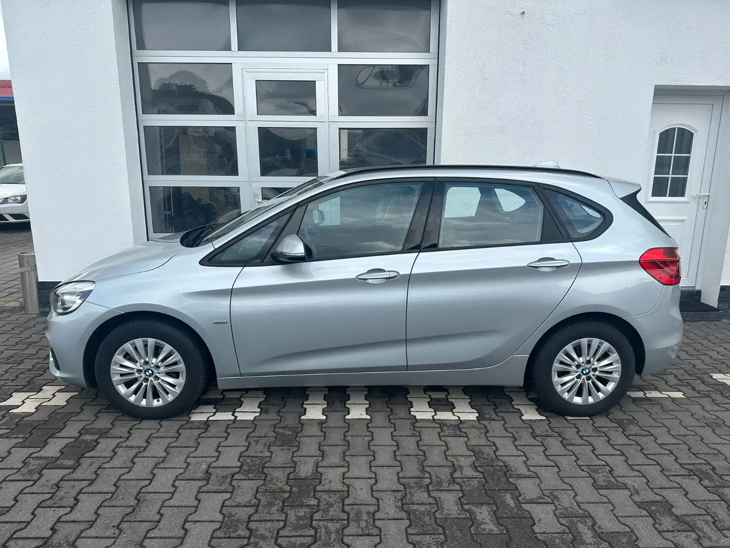 BMW 218 218 i Automatik Active Tourer Sport Line Silber - 2