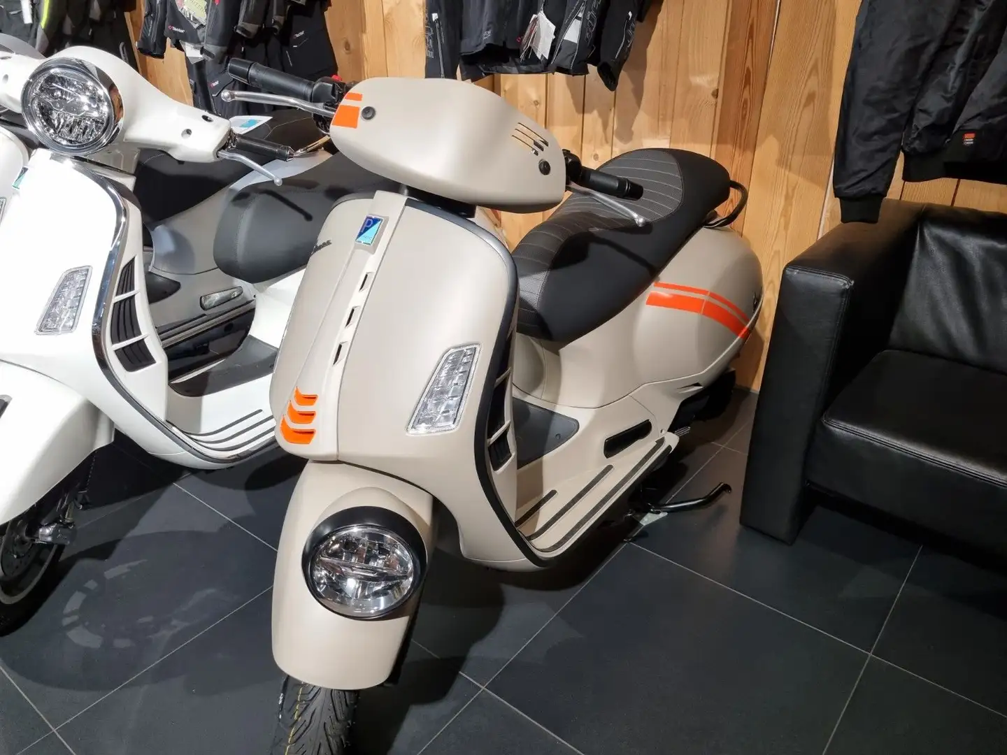 Vespa GTV 300 Bej - 1