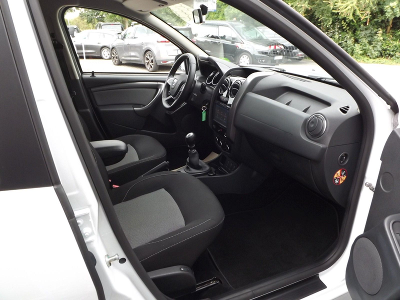 Dacia Duster Black Shadow 4x2*Klima*SHZ*Kam*Allwetter* — photo 17