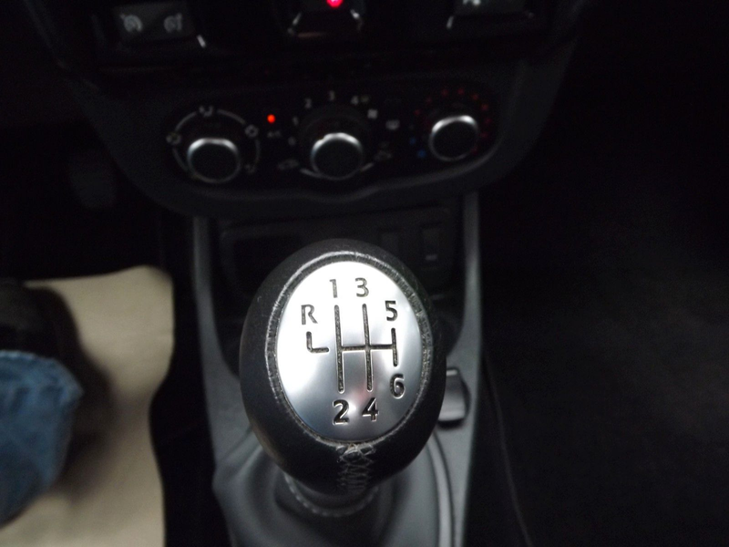 Dacia Duster Black Shadow 4x2*Klima*SHZ*Kam*Allwetter* — photo 12