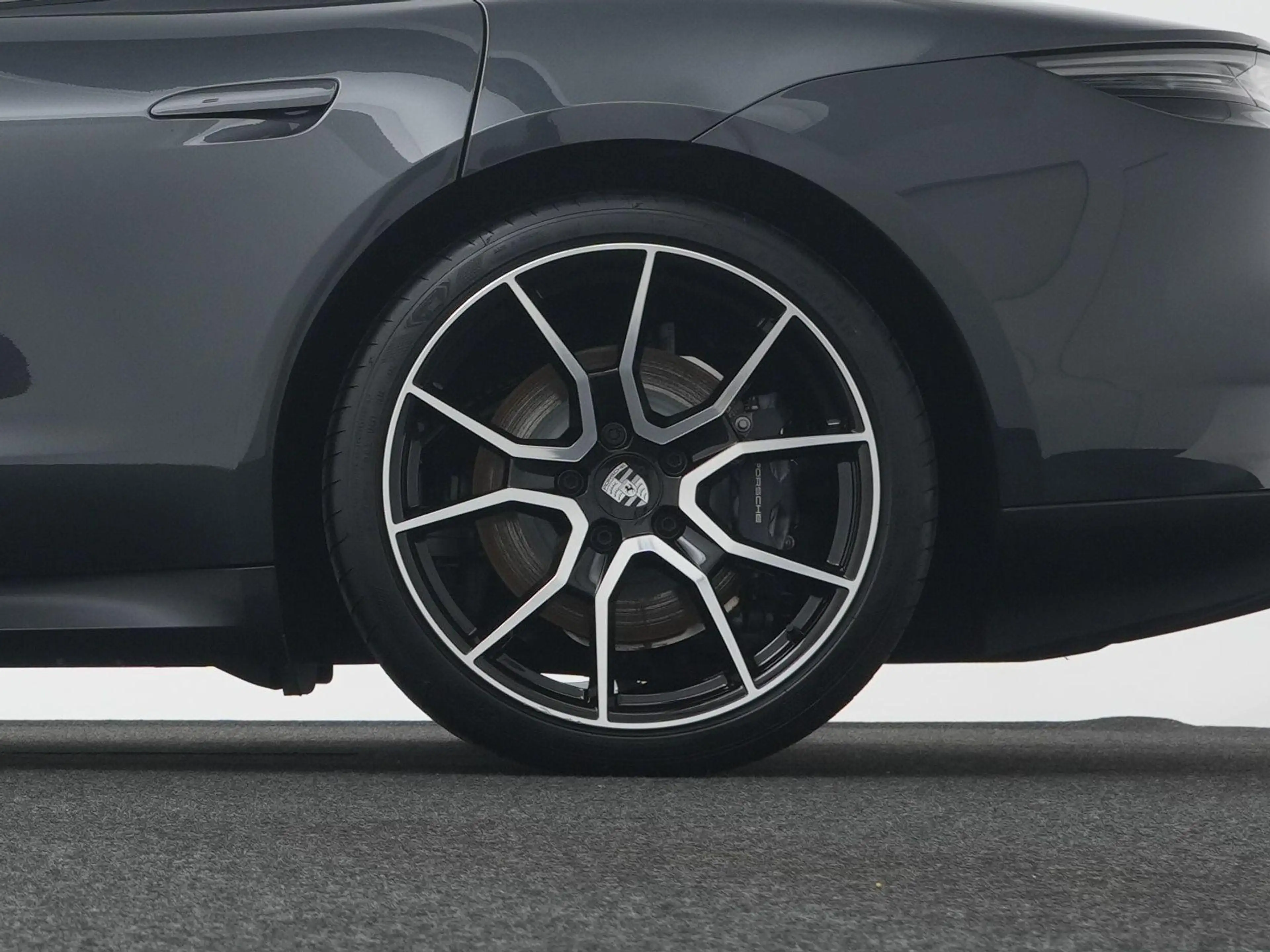 Porsche Taycan — photo 10