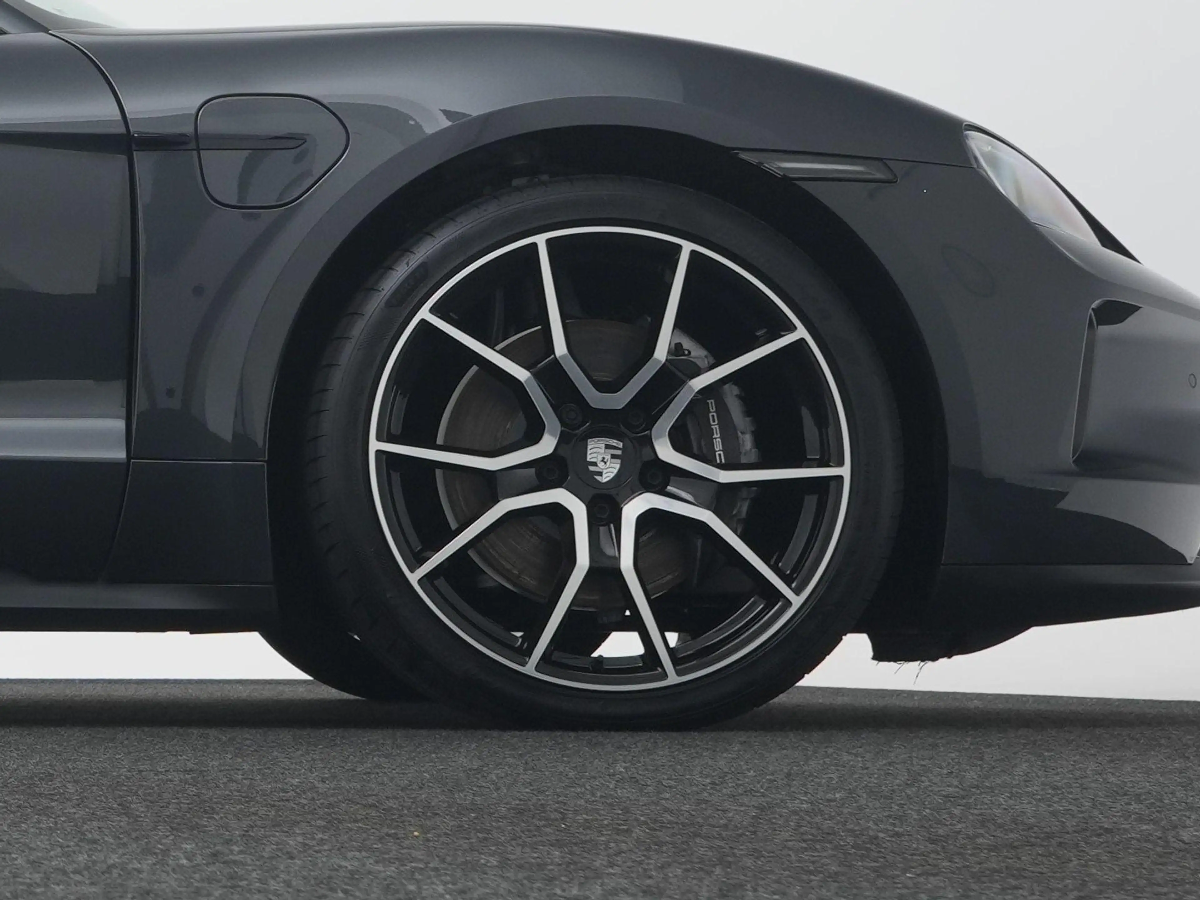 Porsche Taycan — photo 12