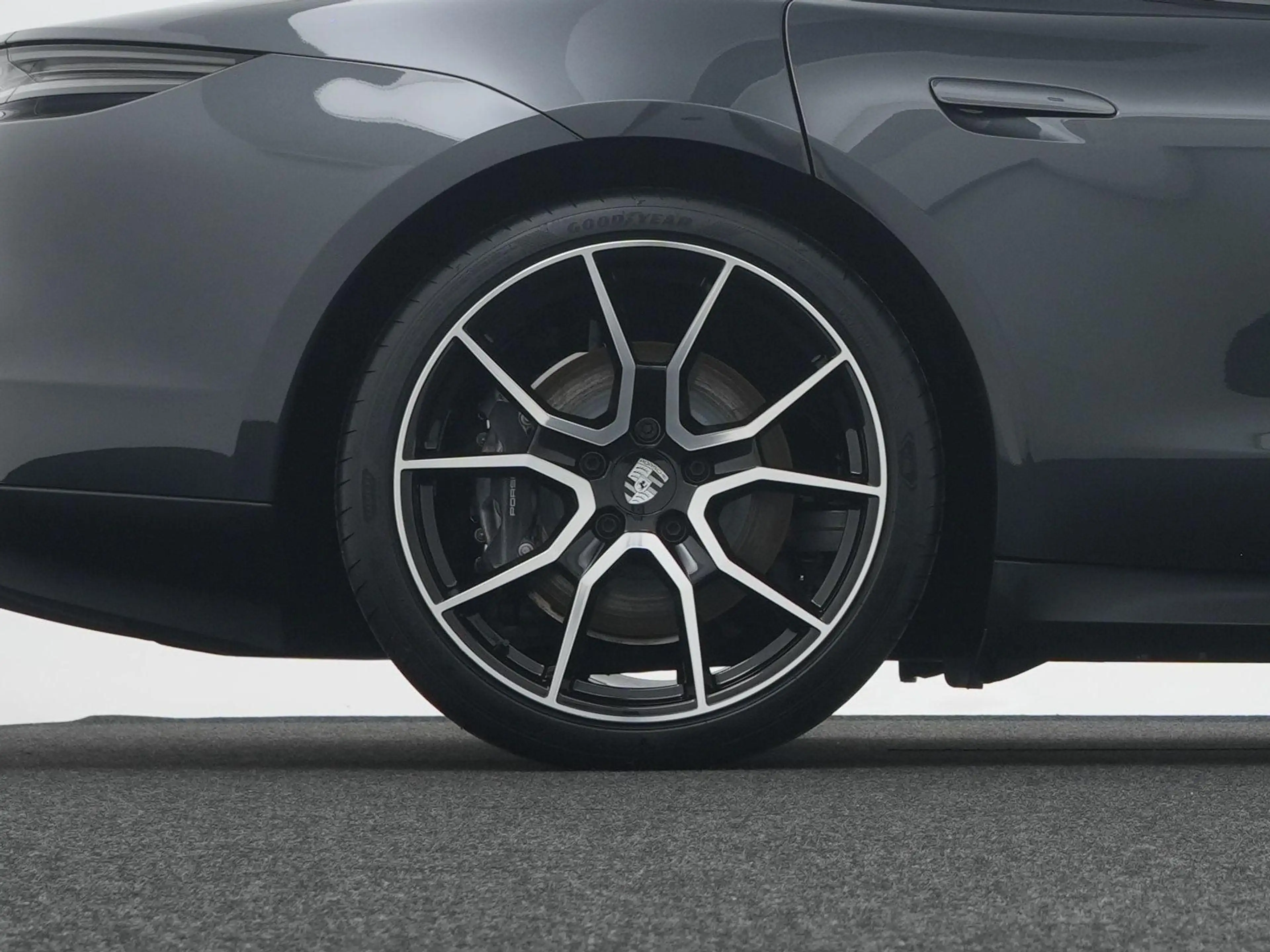 Porsche Taycan — photo 11