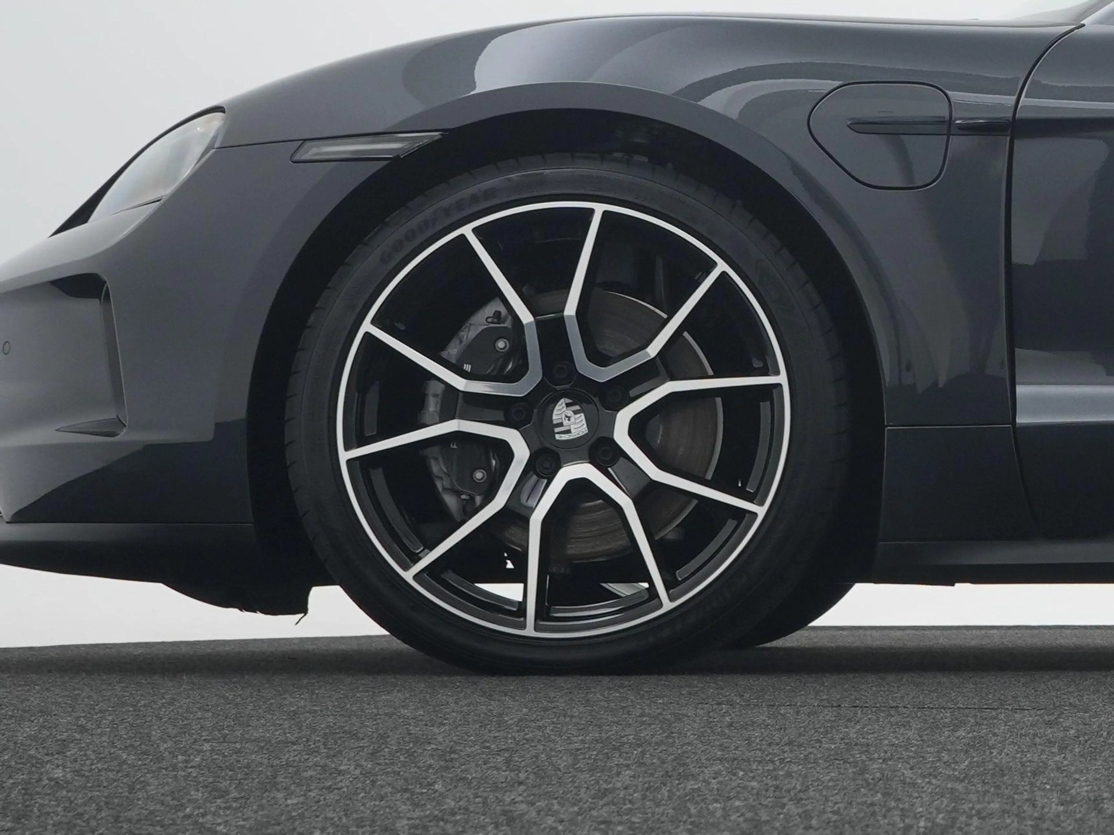 Porsche Taycan — photo 9