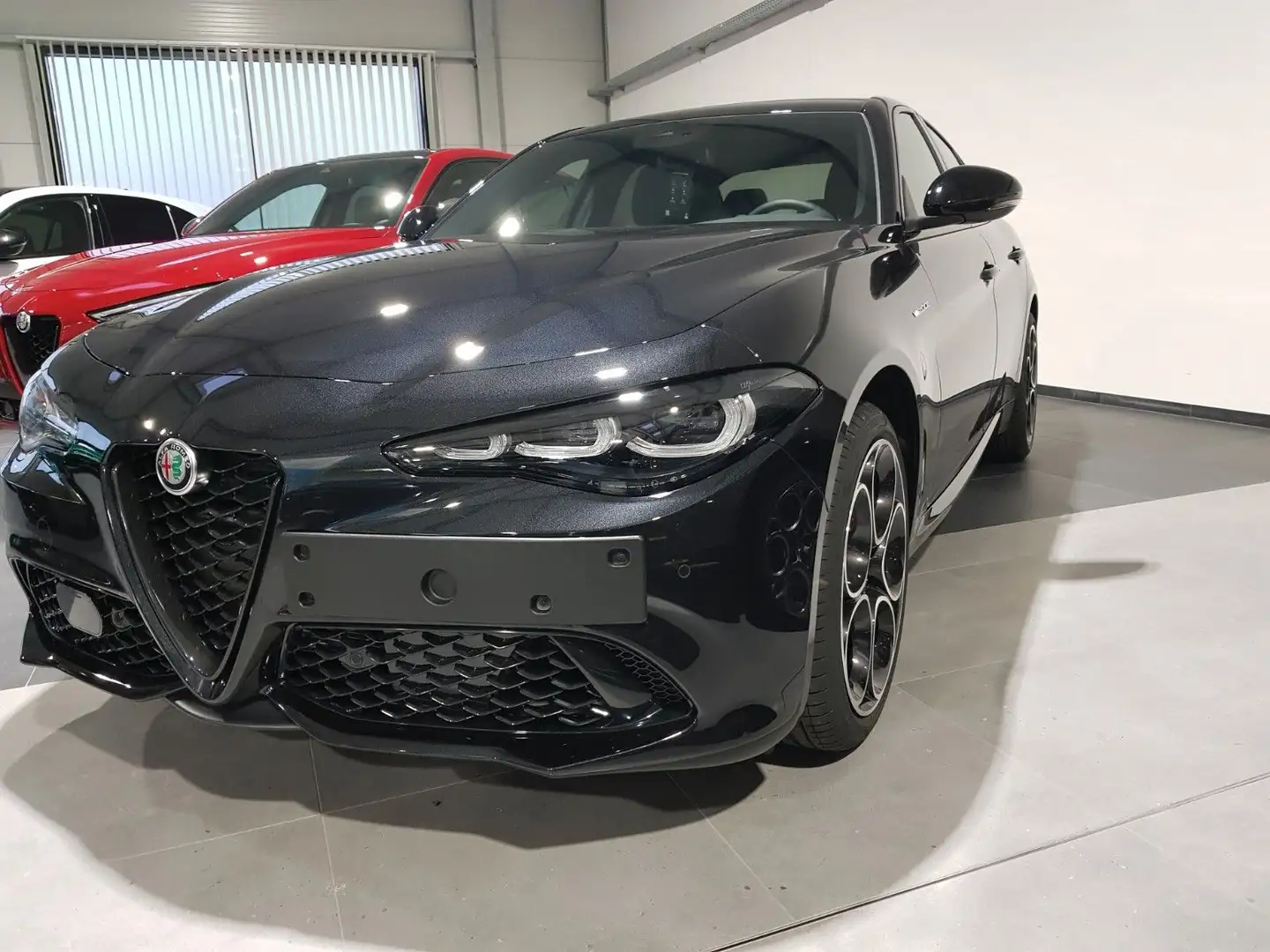 Alfa Romeo Giulia Veloce Q4 2.0 Turbo 16V 206kW (280 PS) Schwarz - 2