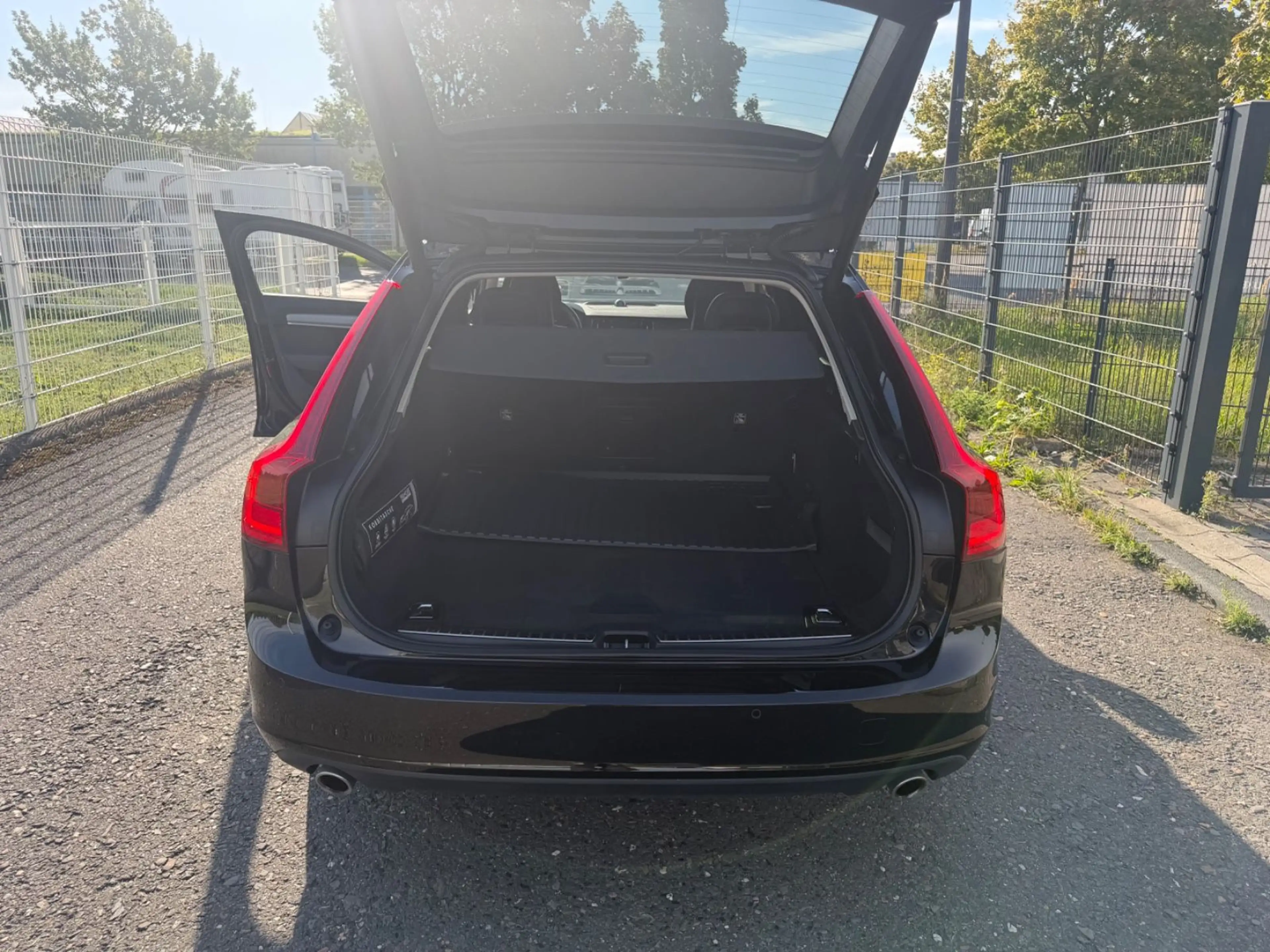 Volvo V90 Momentum B&W Sound/Panorama/AHK-Maxi Voll! — photo 11
